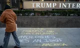 Anti-trump graffiti voor het Trump International Hotel in New York met de tekst ‘Beste Panama en Groeland - onze excuses, hij is een idioot. - Amerika’