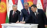 De presidenten Zjaparov (Kirgizië), Rahmon (Tadzjikistan) en Mirzijojev (Oezbekistan) tekenden maandag hun grensovereenkomst op het drielandenpunt in Khujand, Tajikistan. Foto Kyrgyzstan Presidency / Anadolu via Getty Images)