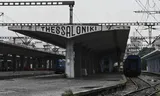 Treinen staan stil op het station van Thessaloniki tijdens de 24-uursstaking die Griekenland vandaag trof. Foto Sakis Mitrolidis / AFP) 