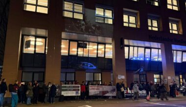 Dierenleed geprojecteerd op pand toezichthouder in Utrecht, tientallen betogers - RTV Utrecht