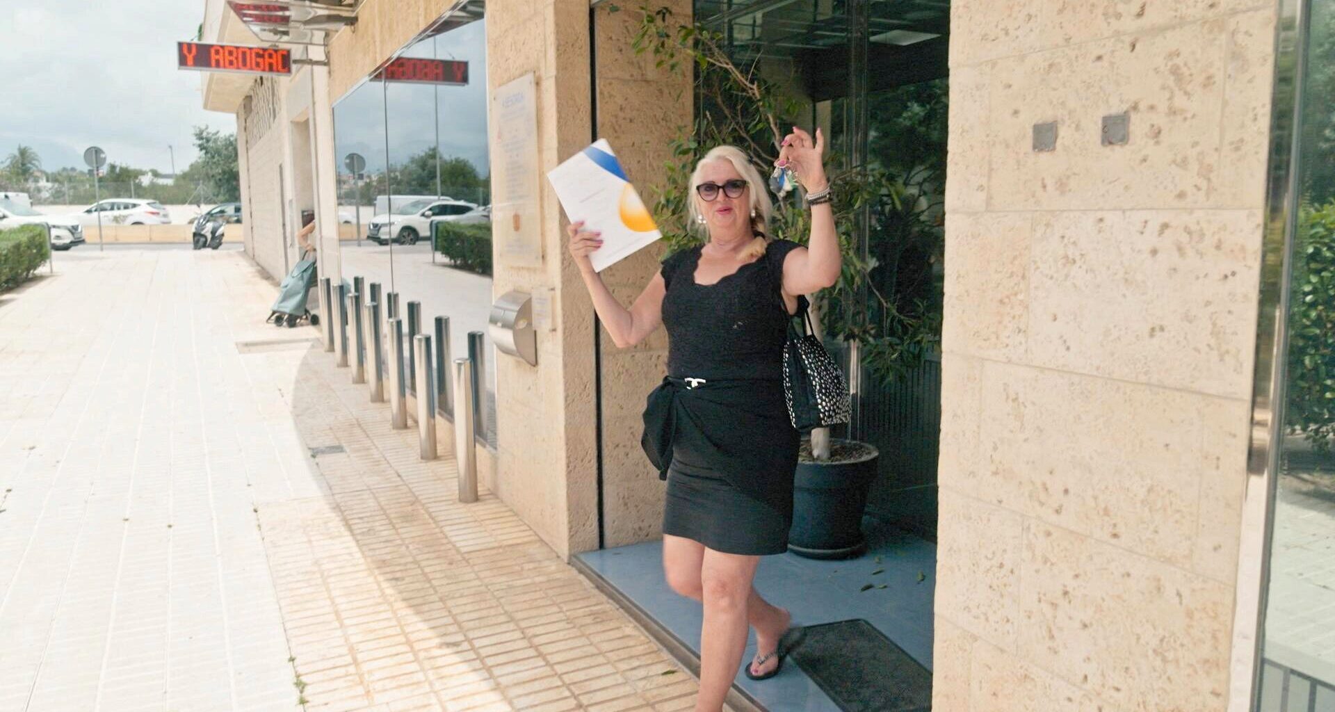 Monique spreekt Denise aan op haar manier van huishouden in De Hanslers: Van de Piste naar de Playa