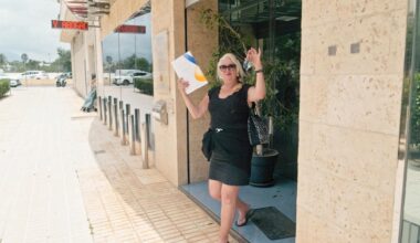 Monique spreekt Denise aan op haar manier van huishouden in De Hanslers: Van de Piste naar de Playa
