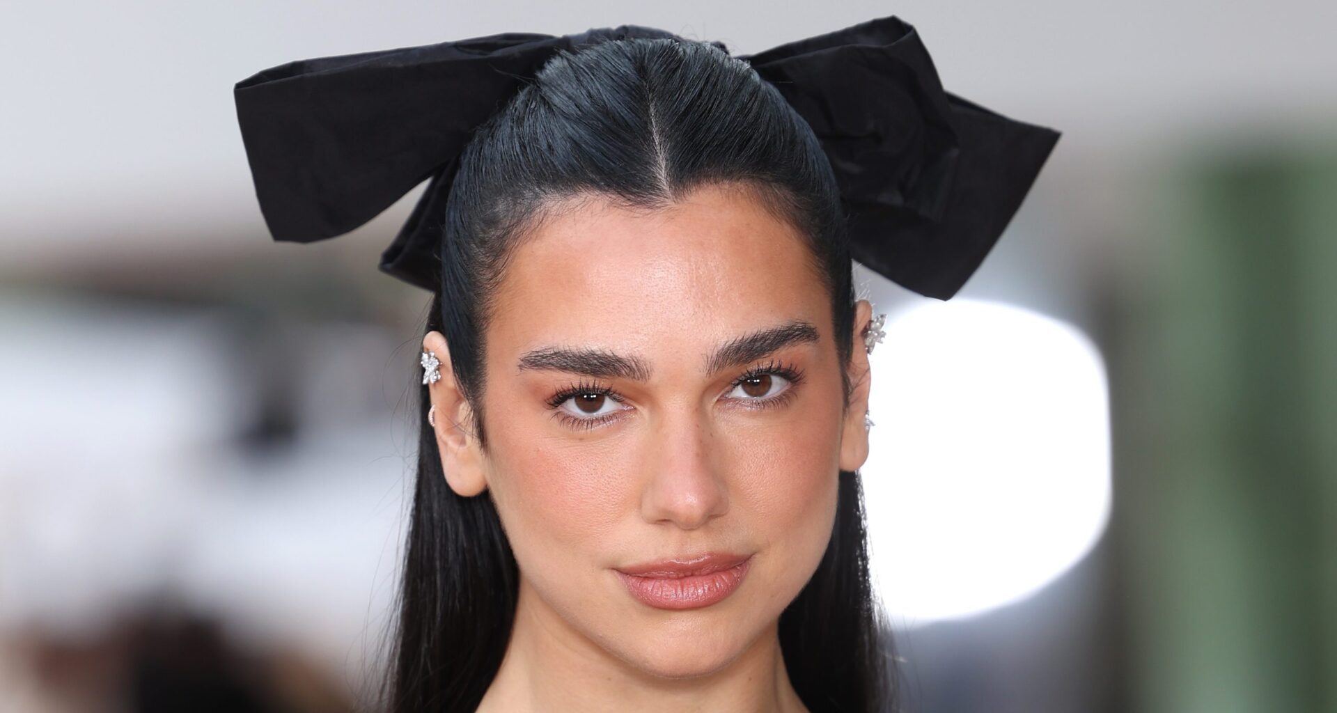 Dua Lipa luidt de feestdagen alvast in met een pak van Chanel