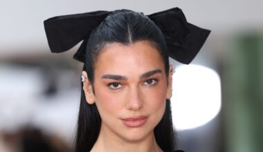 Dua Lipa luidt de feestdagen alvast in met een pak van Chanel