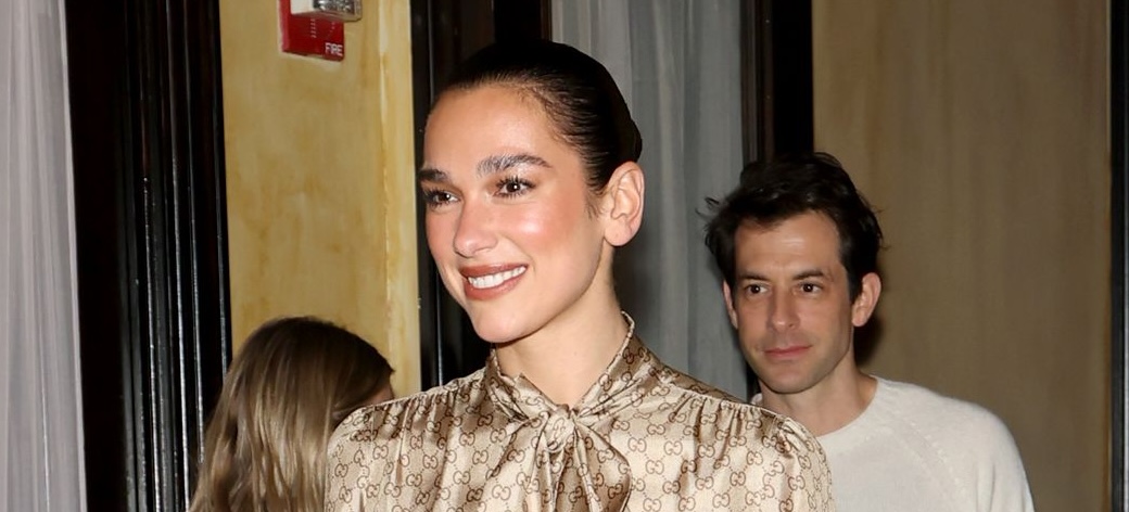 Dua Lipa pleit voor de terugkeer van logomania in een Gucci-look