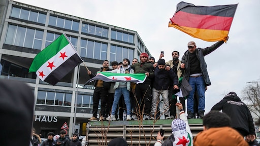 Duitsland zet eerste Syriër gedwongen uit, Nederland kiest voorlopig voor vertrekbonus