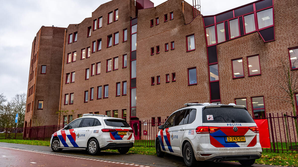 Meerdere politiewagens staan voor het Koning Willem I College in Oss waar een steekpartij heeft plaatsgevonden.