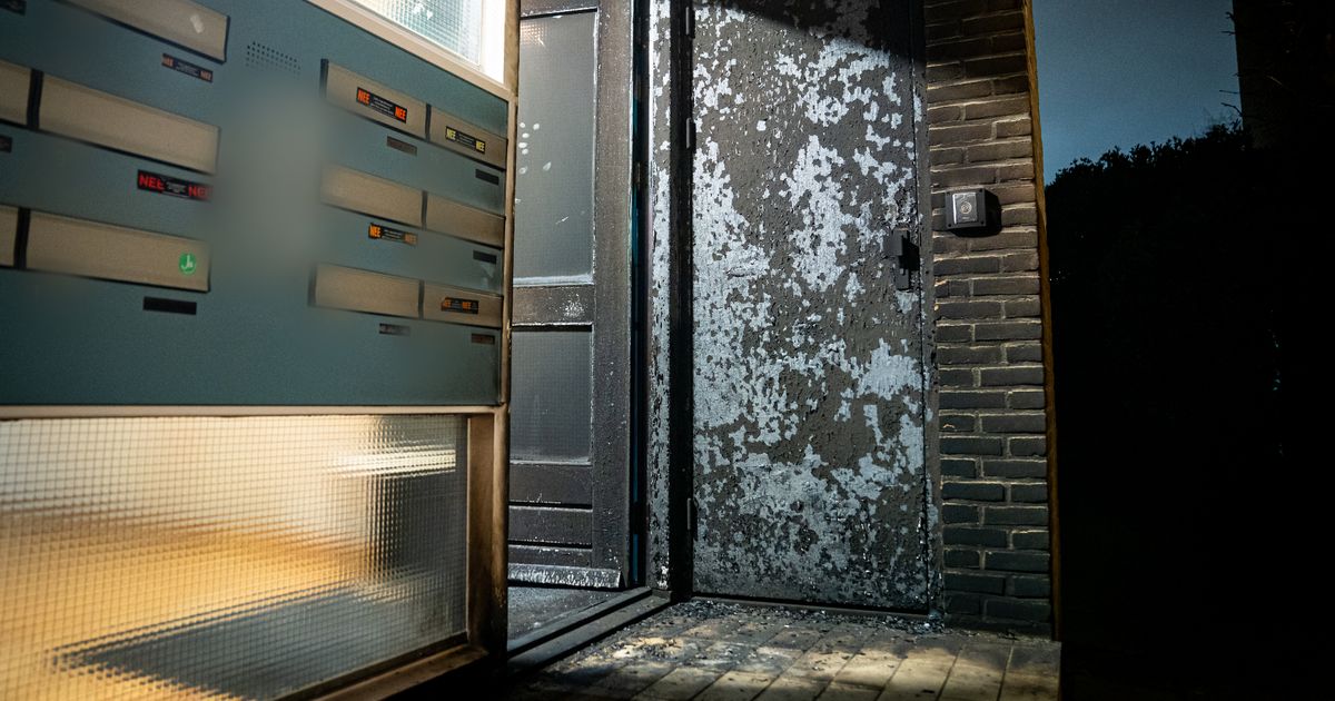 Portiek van flat beschadigd na explosie - Rijnmond