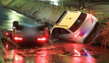 Automobilist glijdt water in, politieauto eindigt ernaast - Omroep West