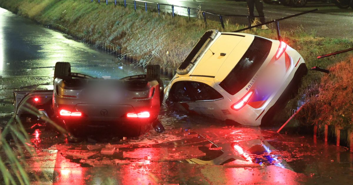 Automobilist glijdt water in, politieauto eindigt ernaast - Omroep West