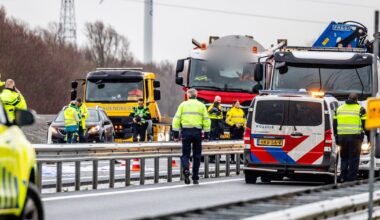 Persoon overleden na botsing met vrachtwagen op N-weg - Rijnmond