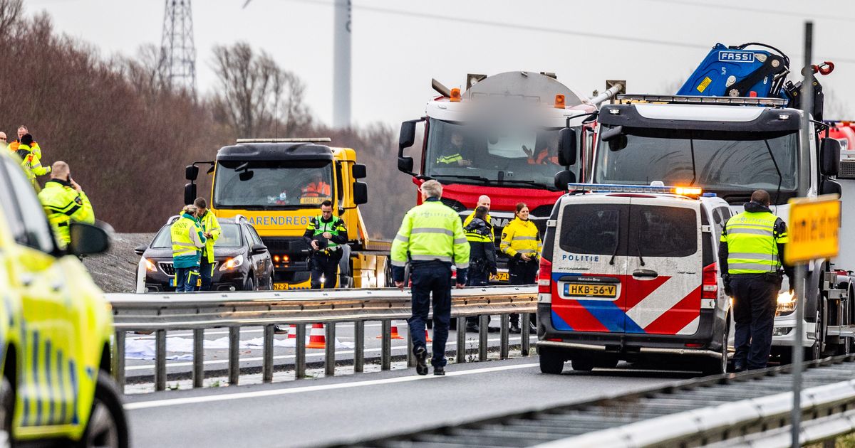 Persoon overleden na botsing met vrachtwagen op N-weg - Rijnmond