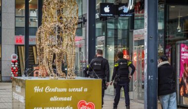 Man komt met wapen winkel in Emmen binnen, politie houdt hem aan