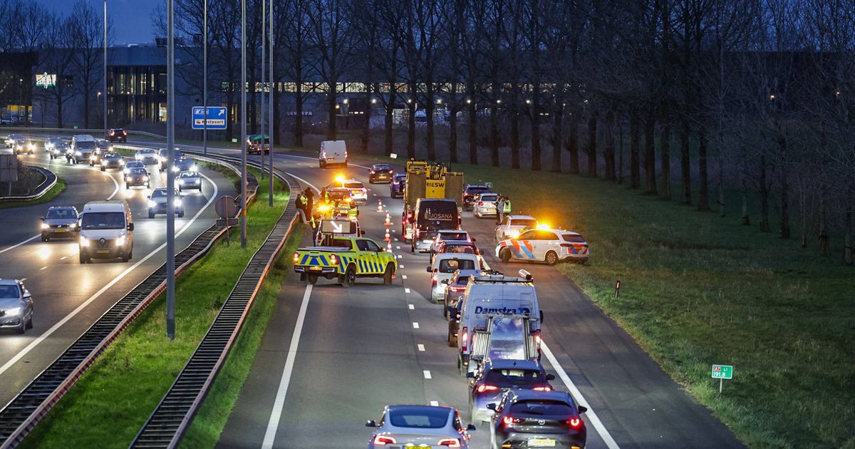 112-nieuws: File van Stad naar Leek door ongeluk op A7 • Storing in reisinformatie op NS-stations