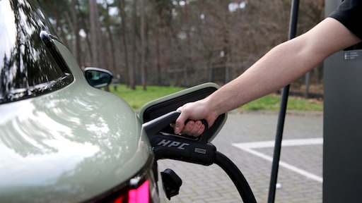 Elektrische rijders gebruiken hun auto meer, vooral in het weekeinde