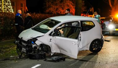 Auto knalt op lantaarnpaal in Nieuw-Weerdinge, politie houdt rekening met verkeersruzie