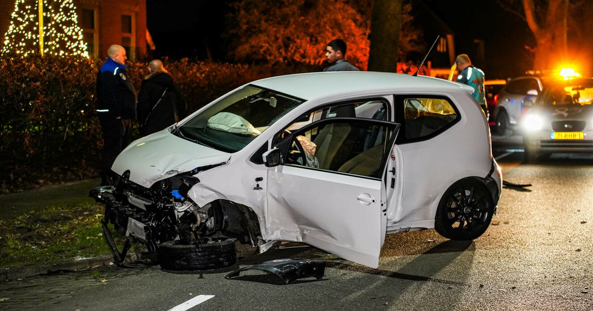 Auto knalt op lantaarnpaal in Nieuw-Weerdinge, politie houdt rekening met verkeersruzie