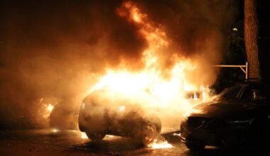 Zes auto's gaan in vlammen op - Omroep West