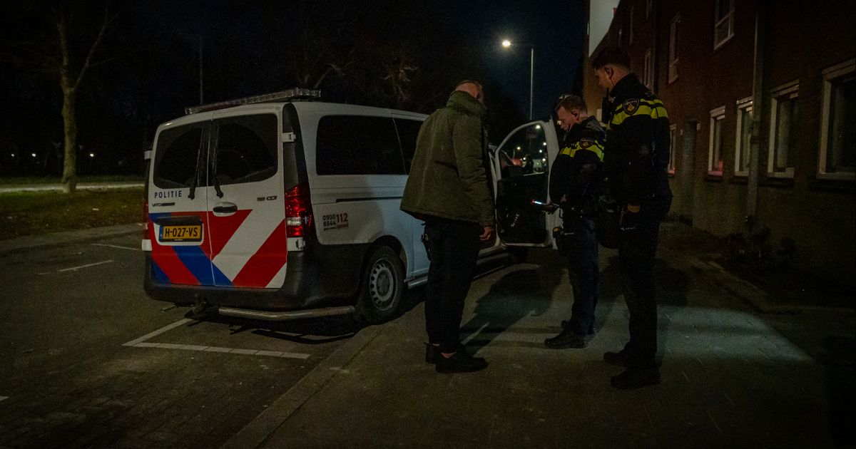 Steekpartij blijkt valse melding van dronken man | Brandweer rukt uit na vondst fiets in ijskoud water - Rijnmond