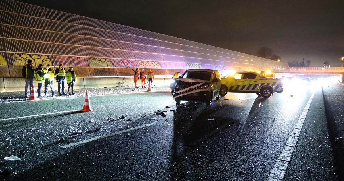 Snelweg dicht, weg bezaaid met glas - Omroep West