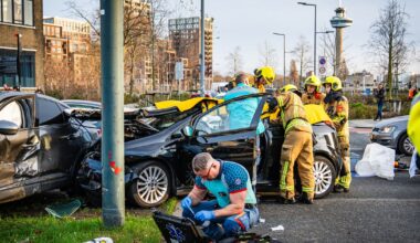 Brandweer bevrijdt automobilist na botsing, slachtoffer gewond naar ziekenhuis - Rijnmond