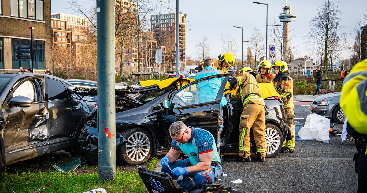 Brandweer bevrijdt automobilist na botsing, slachtoffer gewond naar ziekenhuis - Rijnmond