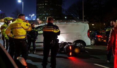 Motorrijder gewond na aanrijding met busje | Scooter botst tegen lantarenpaal op fietspad - Rijnmond