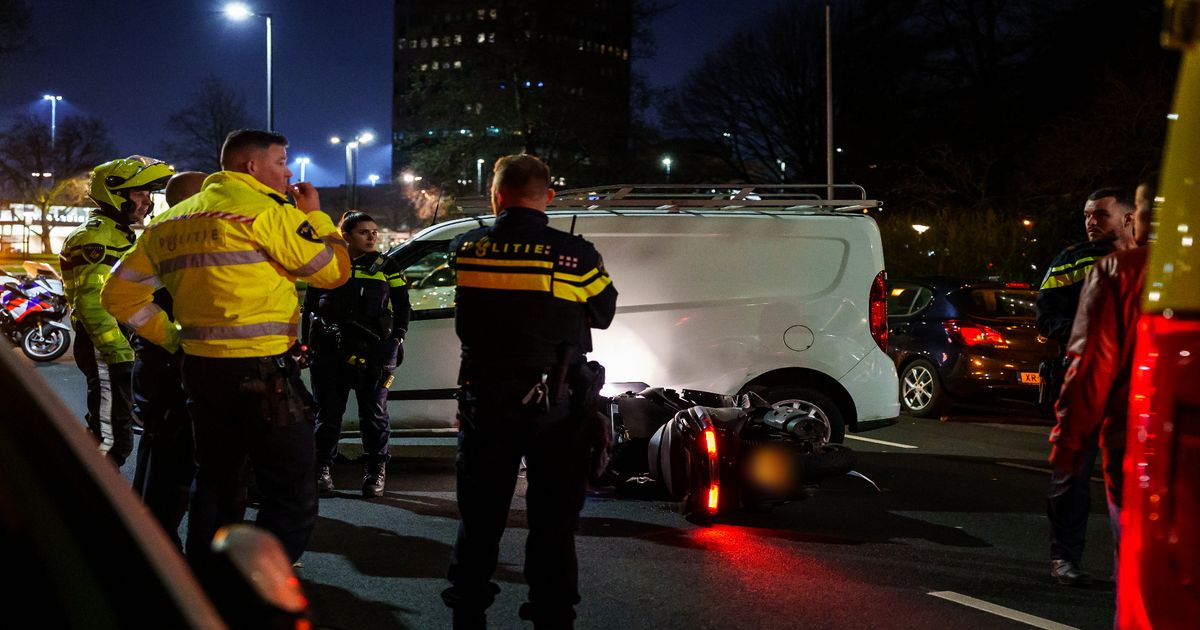Motorrijder gewond na aanrijding met busje | Scooter botst tegen lantarenpaal op fietspad - Rijnmond