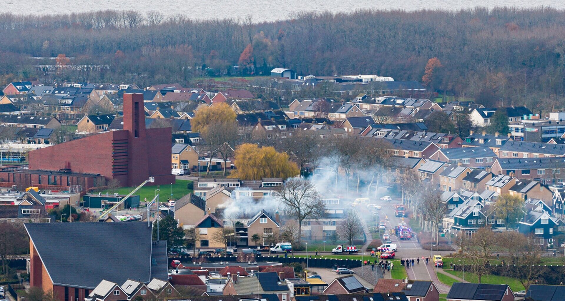 Grote brand in woningblok aan de Oude Dijk, brandweer massaal naar Urk