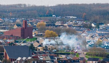 Grote brand in woningblok aan de Oude Dijk, brandweer massaal naar Urk