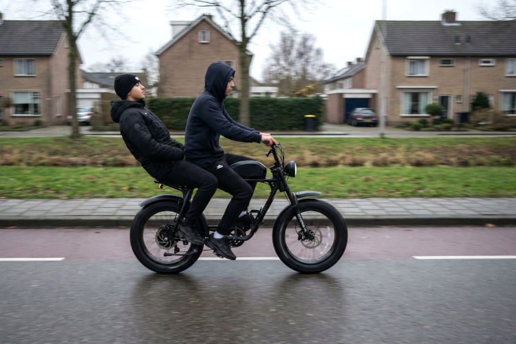 Fatbikejeugd baalt van negatief imago: “Onder de bivakmuts zit meestal een keurige, hardwerkende student”