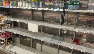 Waterkoker aan, pannen op het vuur en flessen water hamsteren