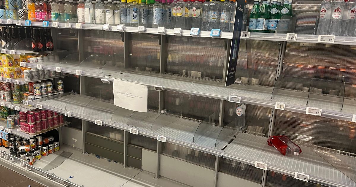 Waterkoker aan, pannen op het vuur en flessen water hamsteren