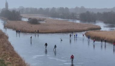 Schaatsers genieten van hun 'geheime plekje' in de Weerribben-Wieden - RTV Oost