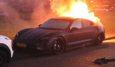 Geparkeerde Porsche gaat in vlammen op op oudejaarsdag - Omroep West