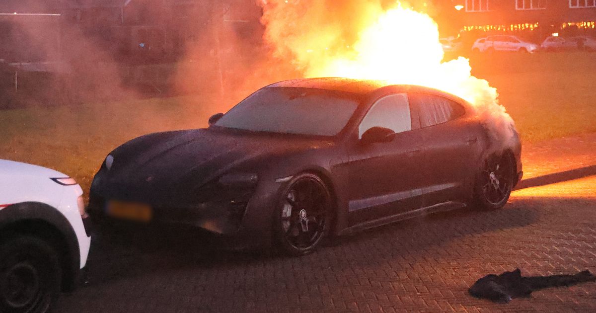 Geparkeerde Porsche gaat in vlammen op op oudejaarsdag - Omroep West