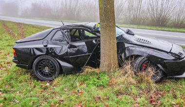 Klassieke Porsche botst tegen boom bij Kollum - Omrop Fryslân