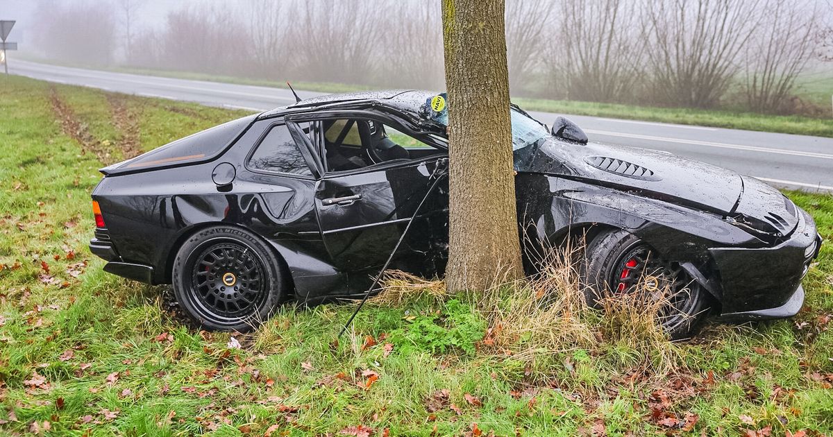 Klassieke Porsche botst tegen boom bij Kollum - Omrop Fryslân