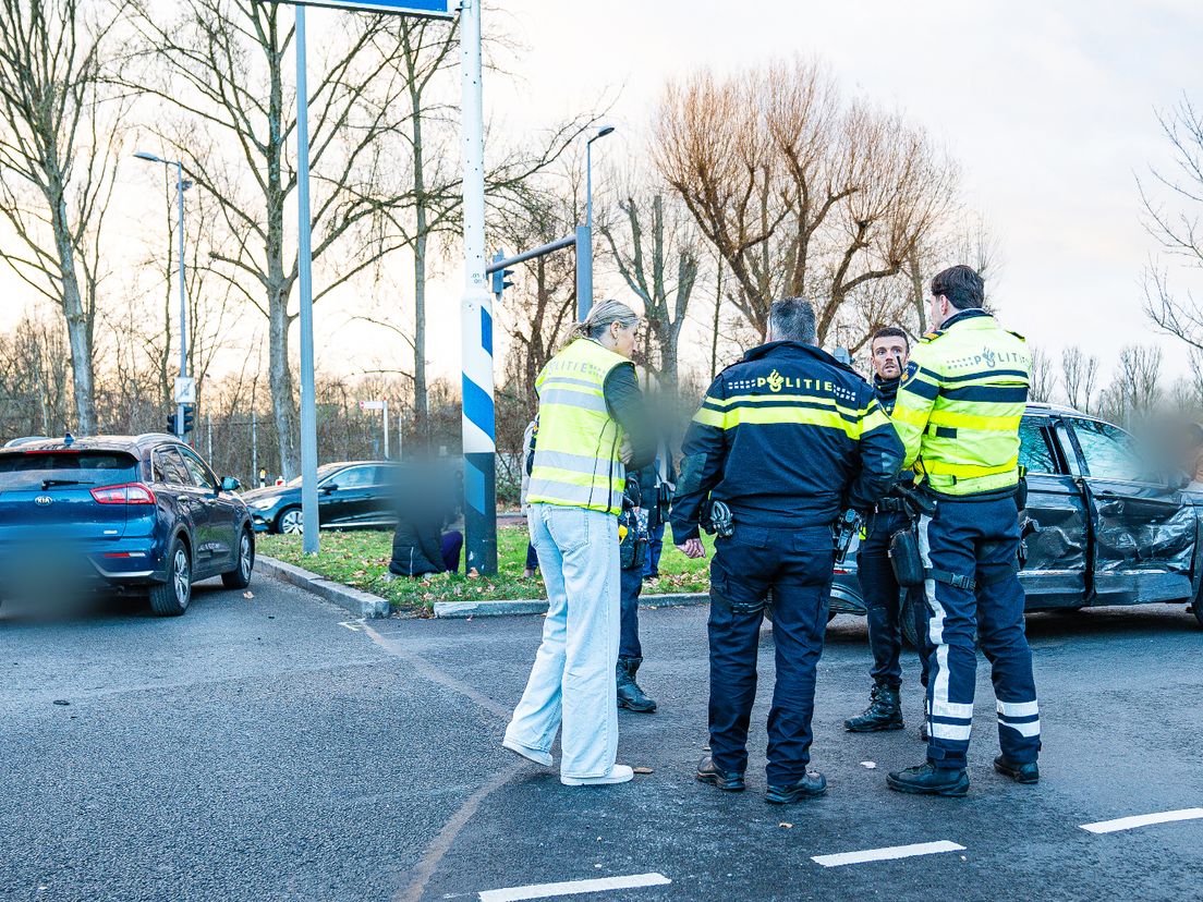 Een automobilist is na het ongeluk naar het ziekenhuis gebracht.