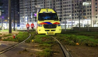 Ambulance rijdt zich vast in modder - Rijnmond