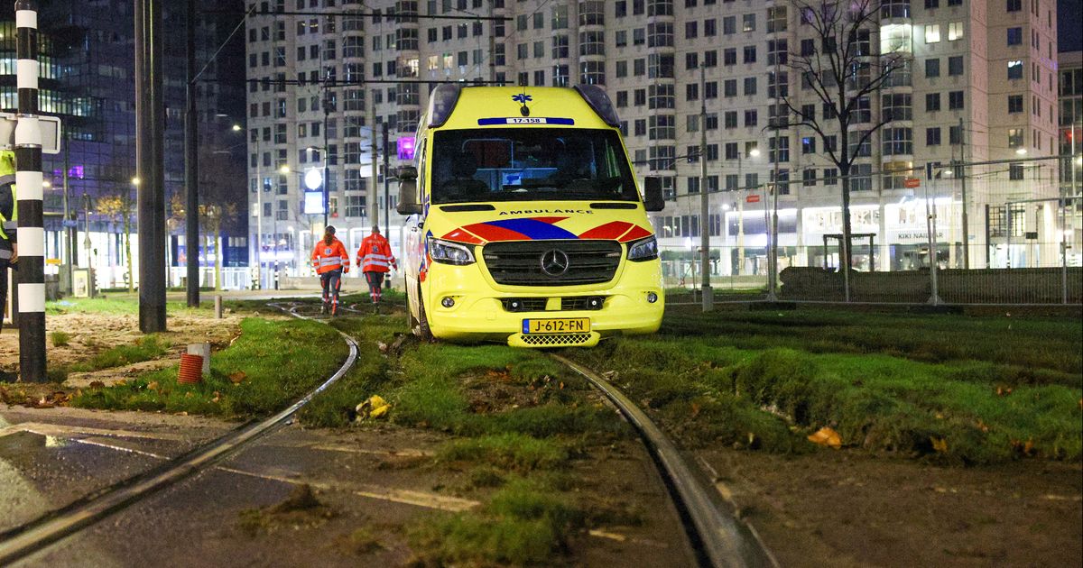Ambulance rijdt zich vast in modder - Rijnmond