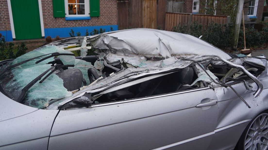 De bestuurder bleef ongedeerd, maar de auto raakte zwaar beschadigd.