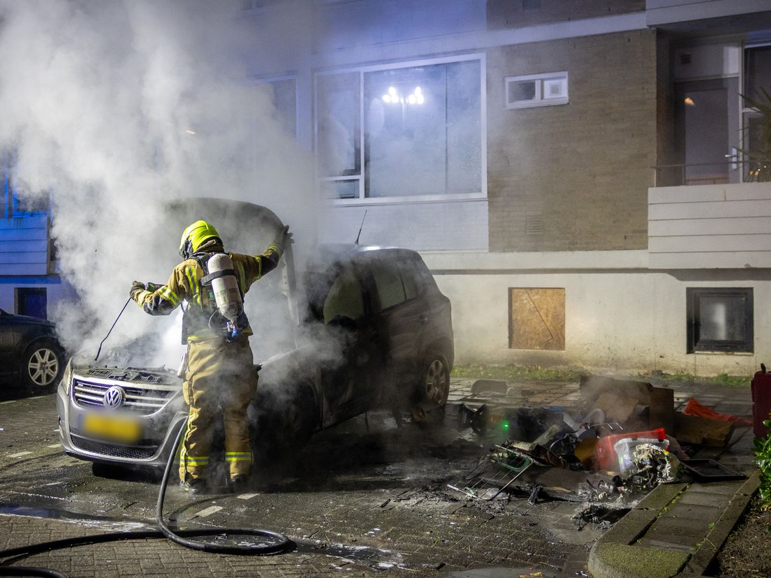 De brandweer kon niet voorkomen dat de auto zwaar beschadigd raakte