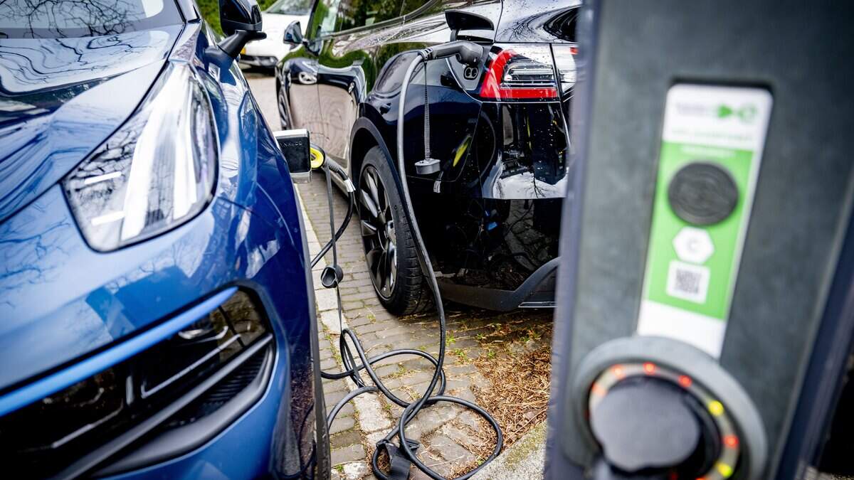 Electrische auto aan het opladen bij een laadpaal op straat.
