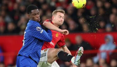 Matthijs de Ligt (r) in duel met Thierno Barry van Everton.