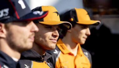 Max Verstappen, Lando Norris en Oscar Piastri zijn present voor de laatste drivers parade van het seizoen.