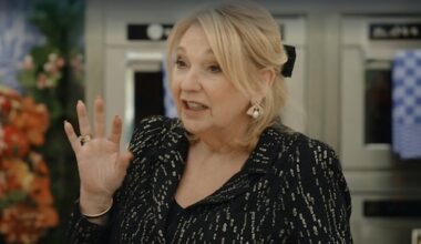 Janny van der Heijden smult van 'perfecte taart' in Heel Holland Bakt