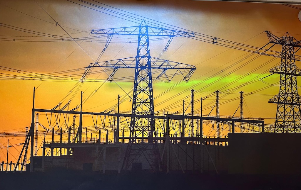 Stroomtekort, nieuwe masten en wachtlijsten: vijf vragen over de grote netuitbreiding in de Zaanstreek