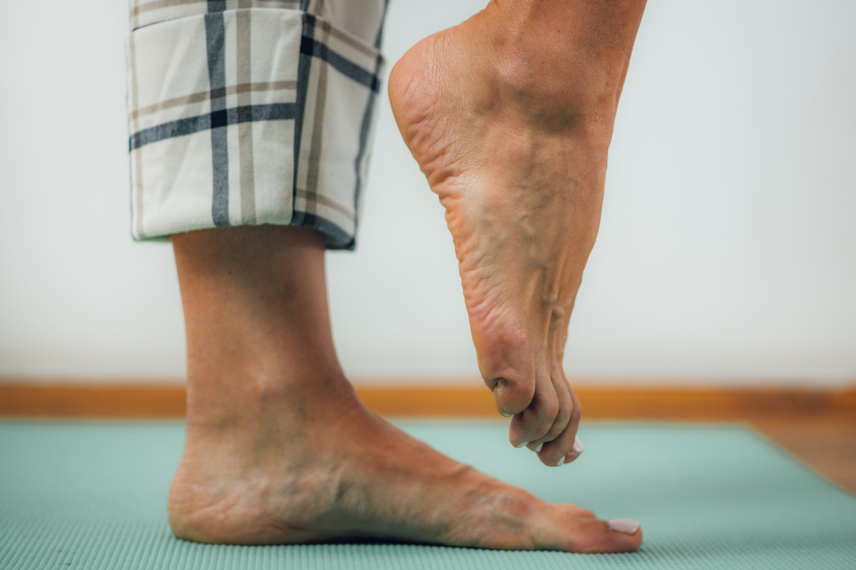 Simpel trucje of medisch alarmsignaal? Waarom artsen willen dat iedere 50-plusser déze Flamingo-check doet