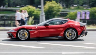 Man koopt gloednieuwe Ferrari, rijdt zwerver aan en doet auto direct weg met 30.000 dollar verlies